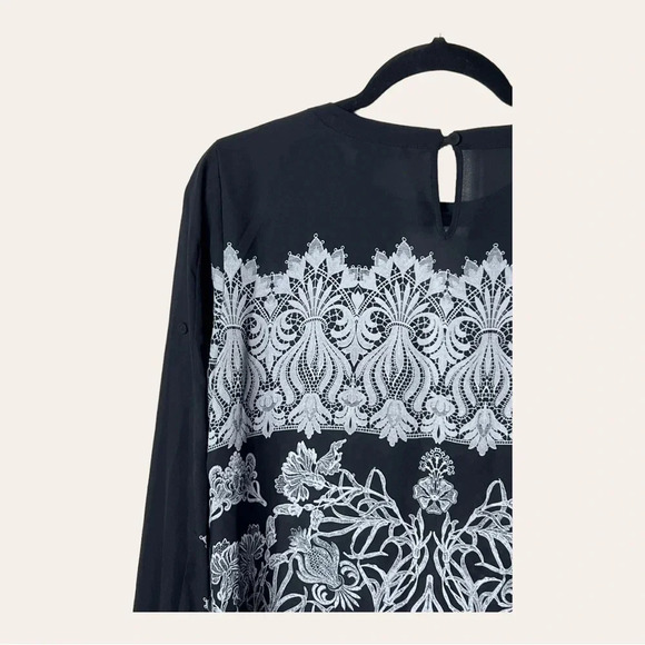 0755. BCBGMAXAZRIA LONG SLEEVE BLOUSE SIZE SMALL BLACK AND WHITE IN COLOR FLORAL - Picture 4 of 9